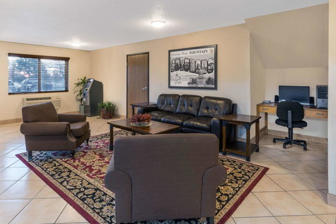 Super 8 By Wyndham Fountain - Renee 3