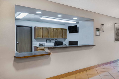 Super 8 By Wyndham Fountain - Renee 4