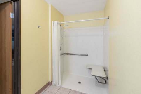 Super 8 By Wyndham Fountain - Renee 2