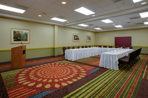 Holiday Inn Bridgeport-Trumbull-Fairfield - Swimm 6