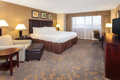 Holiday Inn Bridgeport-Trumbull-Fairfield - Swimm 30