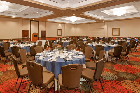 Holiday Inn Bridgeport-Trumbull-Fairfield - Swimm 36