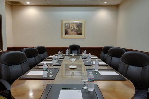 Holiday Inn Bridgeport-Trumbull-Fairfield - Swimm 32