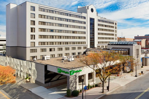 Holiday Inn Bridgeport-Trumbull-Fairfield - Swimm 9