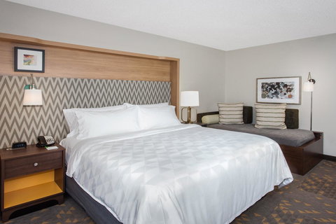 Holiday Inn Bridgeport-Trumbull-Fairfield - Swimm 37