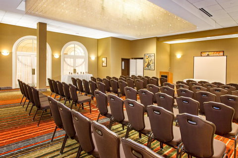 Holiday Inn Bridgeport-Trumbull-Fairfield - Swimm 38