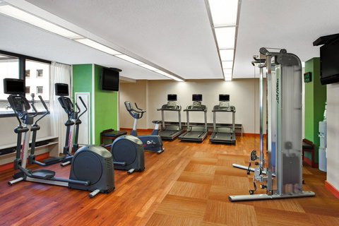 Holiday Inn Bridgeport-Trumbull-Fairfield - Swimm 33