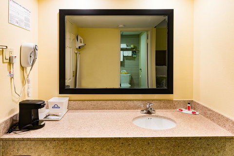 Days Inn By Wyndham Hartford/Closest Downtown - Renee 2