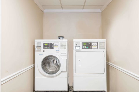 Days Inn By Wyndham Hartford/Closest Downtown - Renee 19