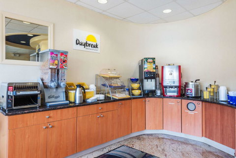 Days Inn By Wyndham Hartford/Closest Downtown - Renee 16