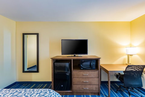 Days Inn By Wyndham Hartford/Closest Downtown - Renee 11