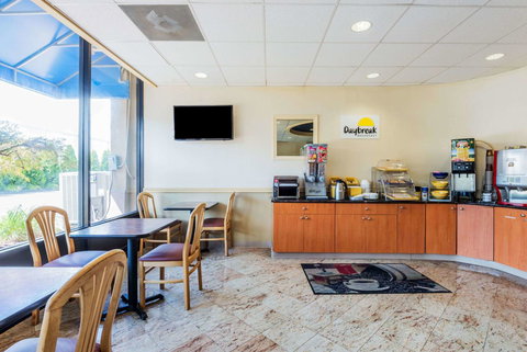 Days Inn By Wyndham Hartford/Closest Downtown - Renee 14