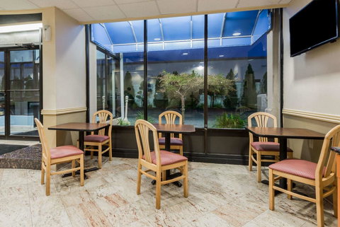 Days Inn By Wyndham Hartford/Closest Downtown - Renee 13