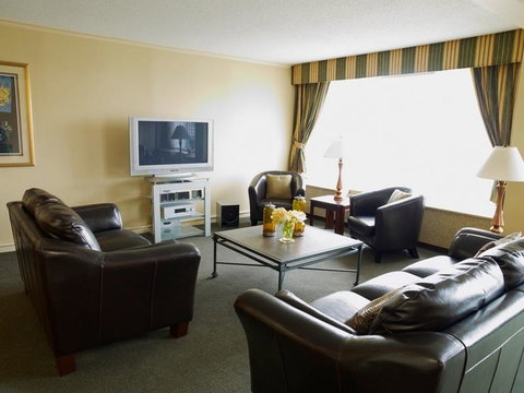 Red Lion Hotel Hartford - Renee 24