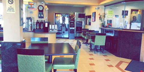 Super 8 By Wyndham Hartford - Renee 3