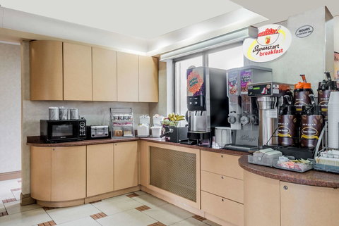 Super 8 By Wyndham Hartford - Renee 20