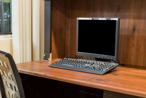 Super 8 By Wyndham Hartford - Renee 13