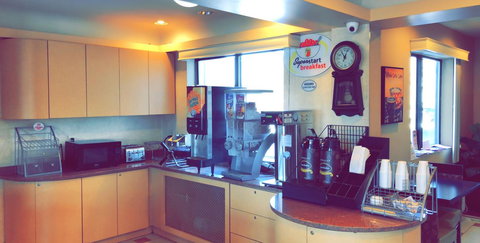 Super 8 By Wyndham Hartford - Renee 4