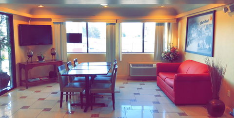 Super 8 By Wyndham Hartford - Renee 5