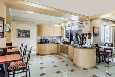 Super 8 By Wyndham Hartford - Renee 22