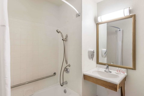 Super 8 By Wyndham Hartford - Renee 16