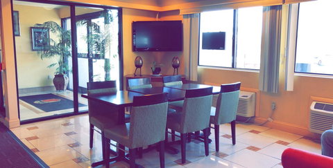 Super 8 By Wyndham Hartford - Renee 1